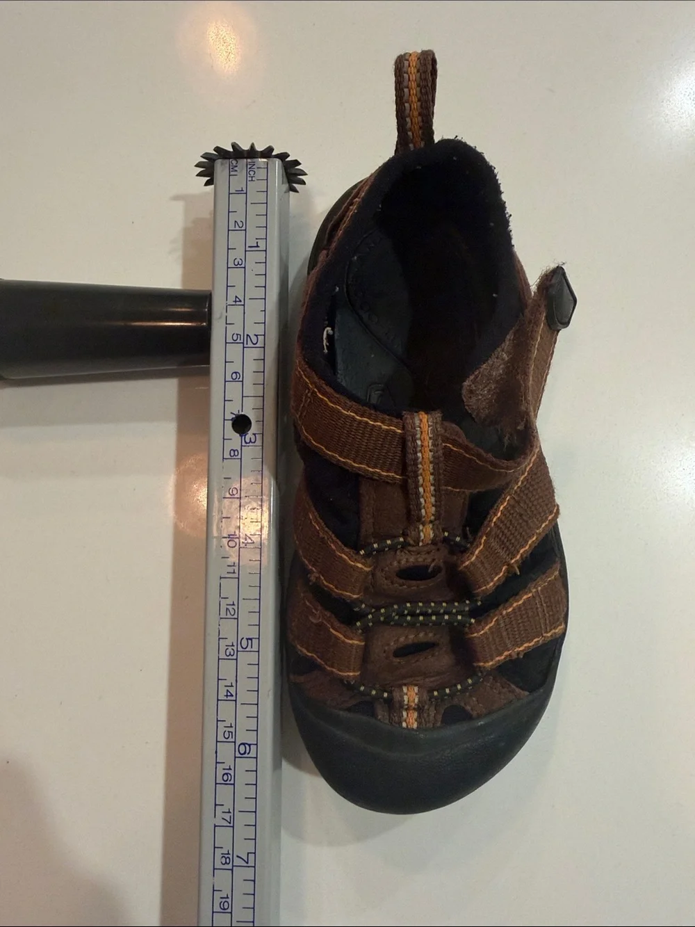Toddler keens size 7/8 brown sport sandals.